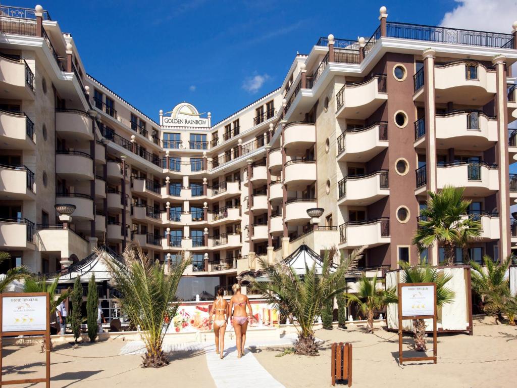 - un bâtiment sur la plage avec des personnes se déplaçant devant dans l'établissement Hotel Golden Ina, à Sunny Beach