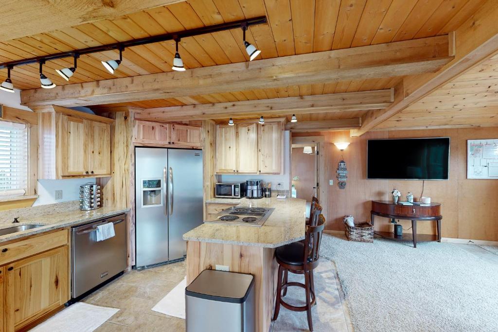 una cocina con techos de madera y una cocina con encimera. en Cozy on the Coast, en Seaside