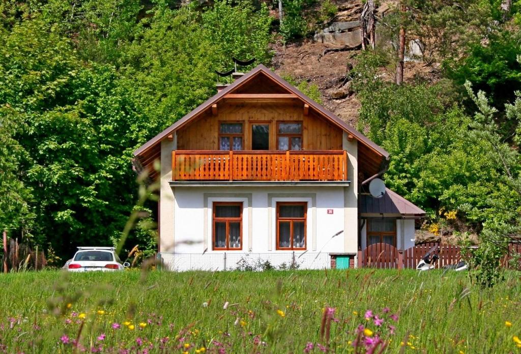 ein Haus mit einem Balkon auf einem Feld in der Unterkunft Chalupa Branžež Komárovský rybník in Branžež