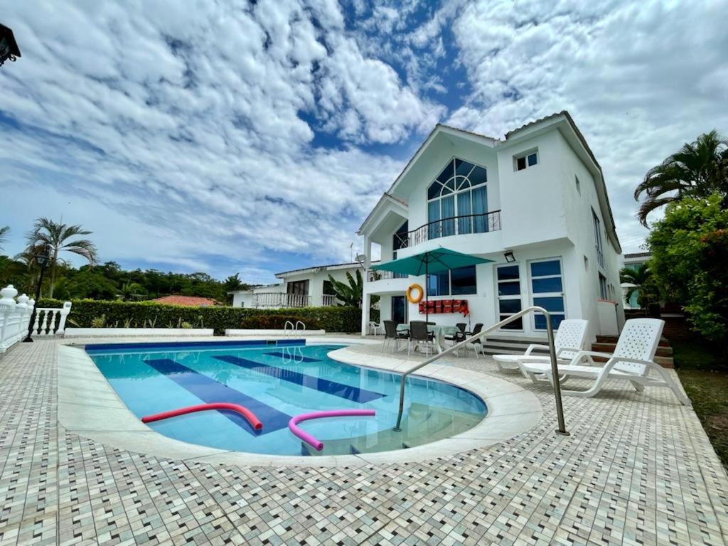 - une piscine en face d'une maison dans l'établissement ESPECTACULAR Casa Quinta en Melgar, à Melgar