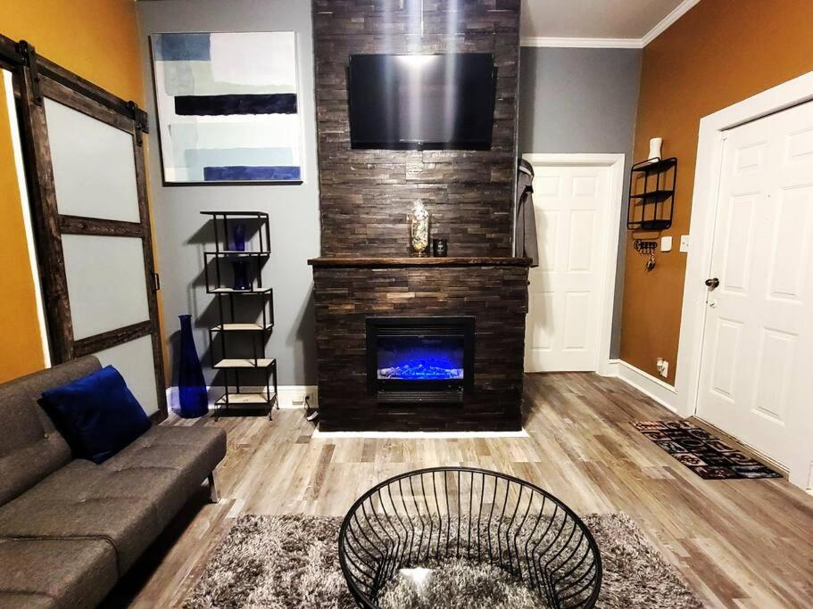 Cheerful Spacious One Bedroom Residential House - Housity
