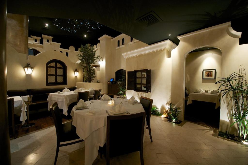 Restaurace v ubytování Rawasi Hotel Apartments