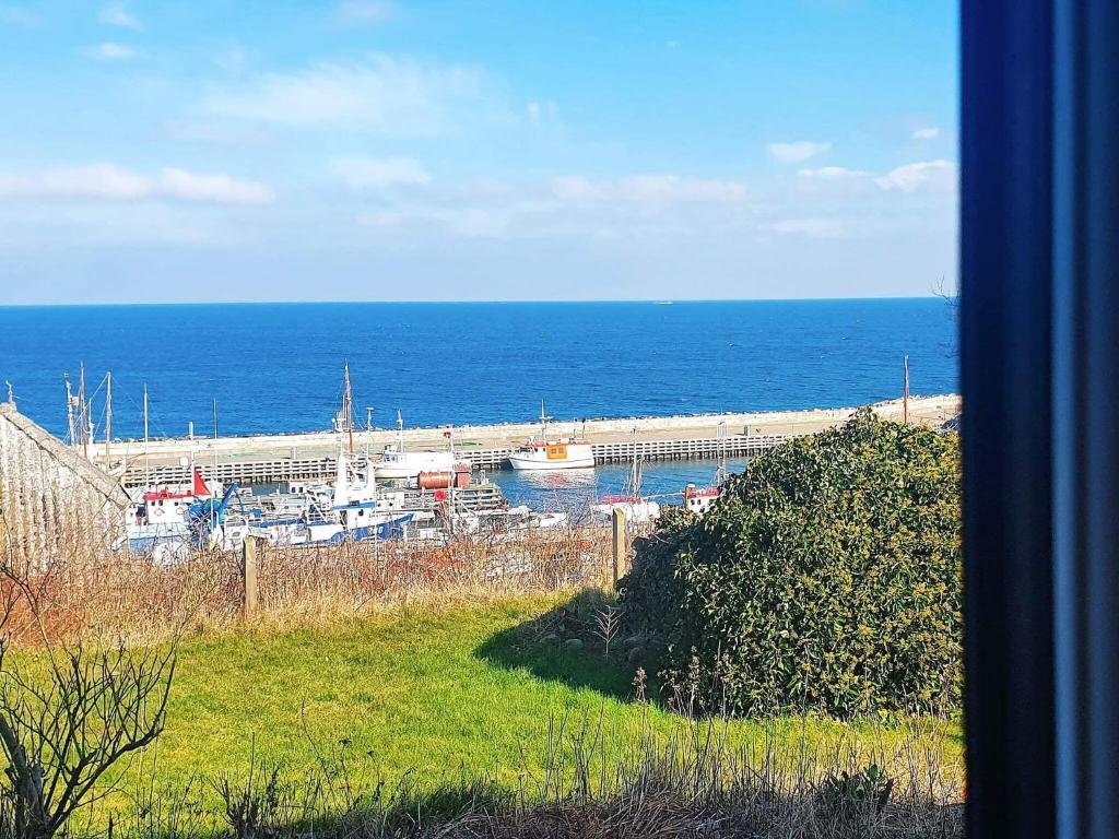 uma vista para uma marina com barcos na água em Holiday home Sjællands Odde XVII em Havnebyen