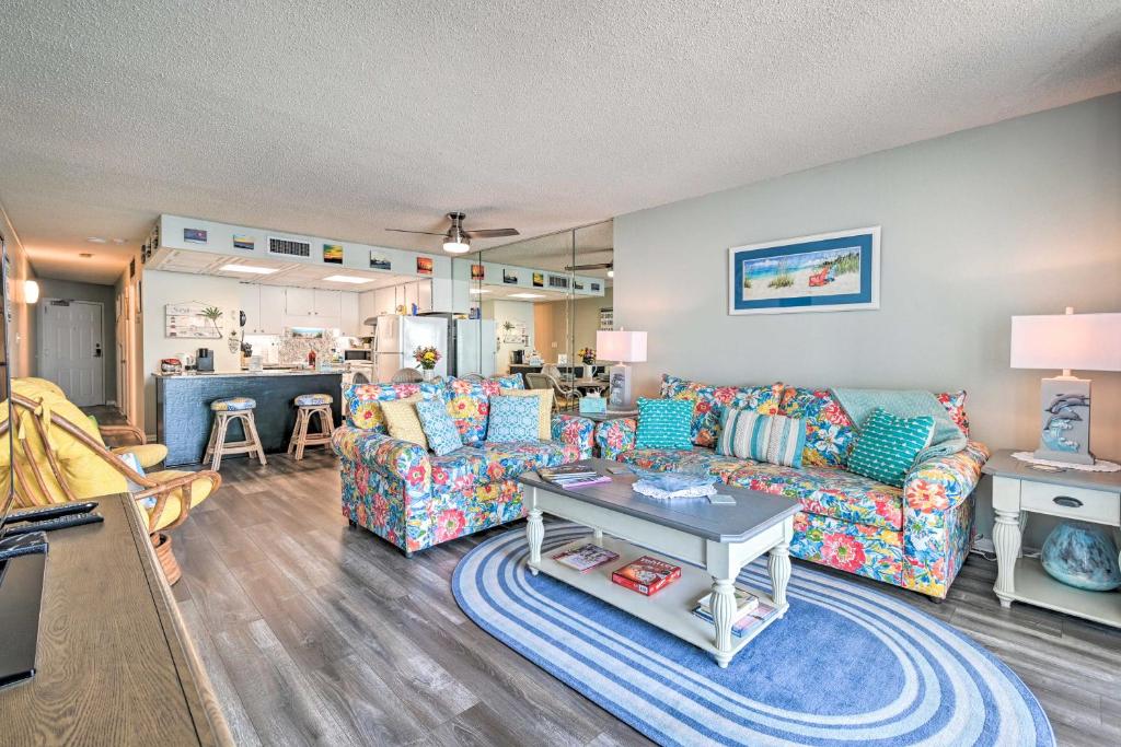 uma sala de estar com um sofá e uma mesa em Oceanfront Oasis with Deck and Resort Beach Access! em Myrtle Beach