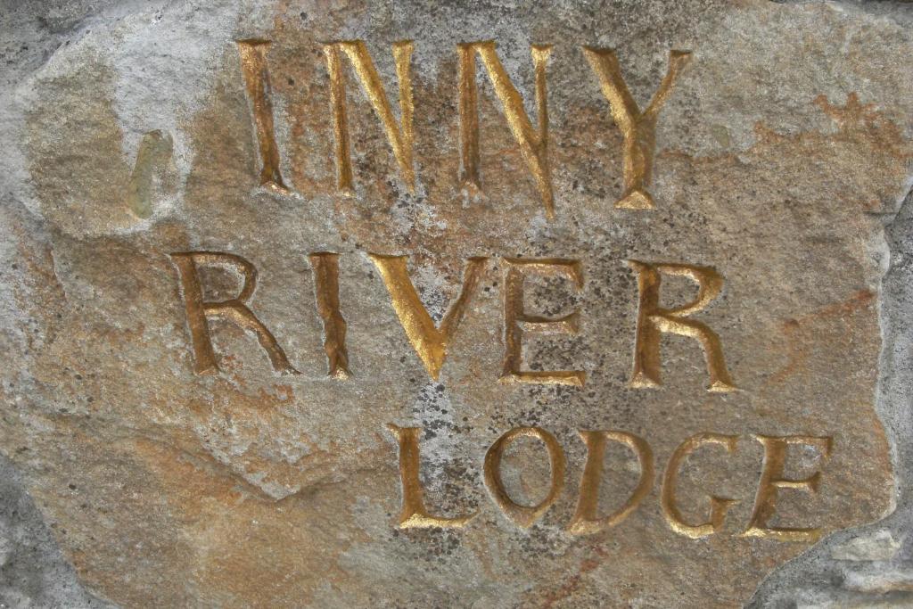 a metal sign with the words winney river force at Inny River Lodge in Rathowen