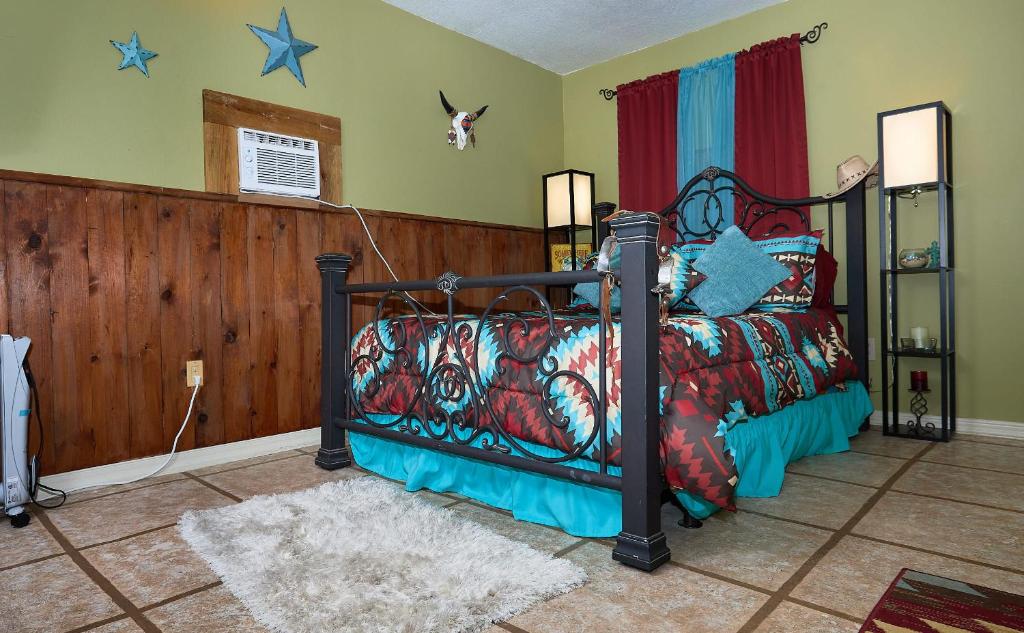 - une chambre avec un lit dans une pièce dotée d'étoiles sur le mur dans l'établissement Room in BB - Pleasant Days Bb Southwest Cottage, à Homosassa