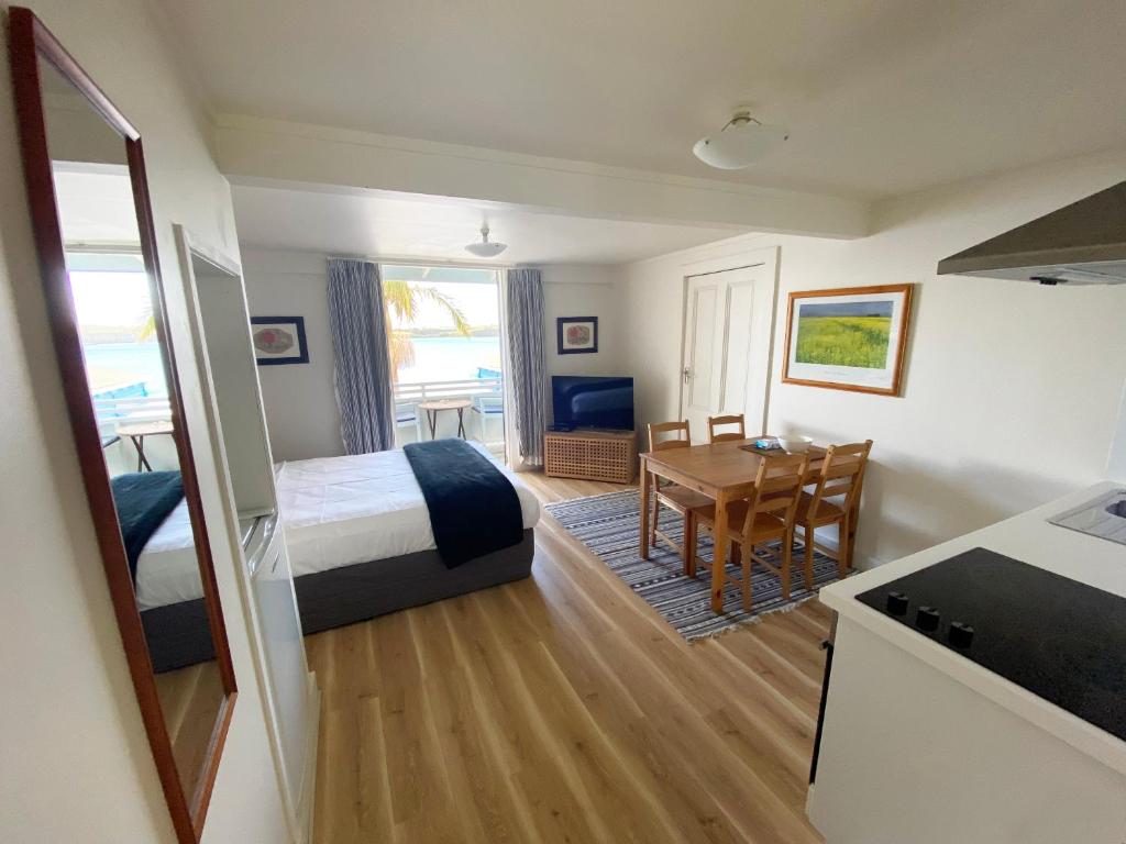 Postel nebo postele na pokoji v ubytování Mangonui Waterfront Apartments