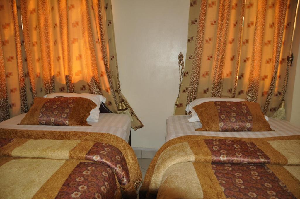 Postel nebo postele na pokoji v ubytování Rich Hotel