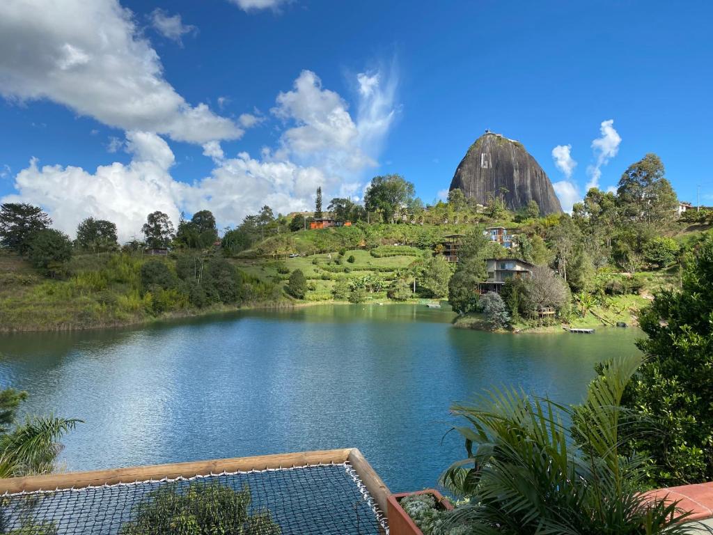 una vista de un lago con una montaña en el fondo en Sotavento Cabañas, en Guatapé