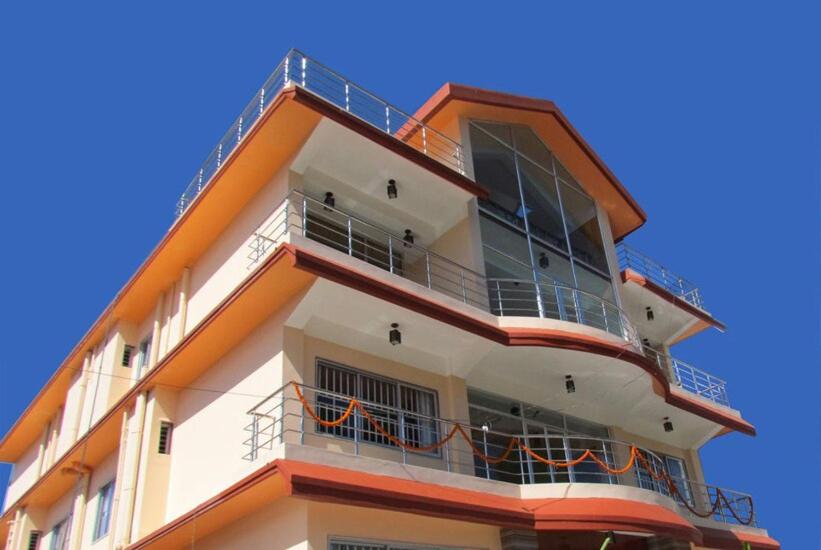 un edificio alto con balcones a un lado. en Hotel Pride, en Kalimpong