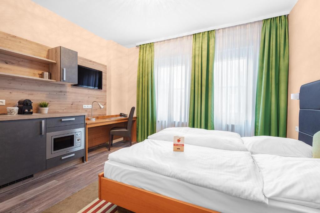 Postel nebo postele na pokoji v ubytování Schieners Hotel & Apfelhof Apartments