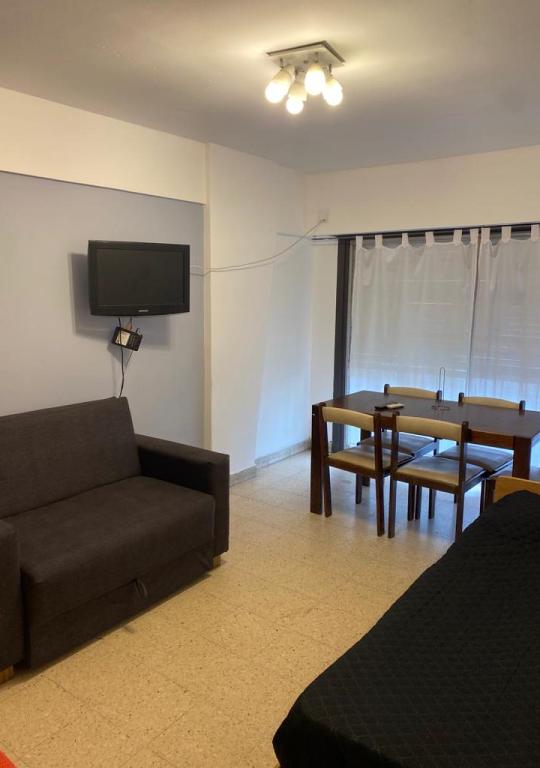 ein Wohnzimmer mit einem Sofa und einem Tisch in der Unterkunft Salta & Luro in Mar del Plata