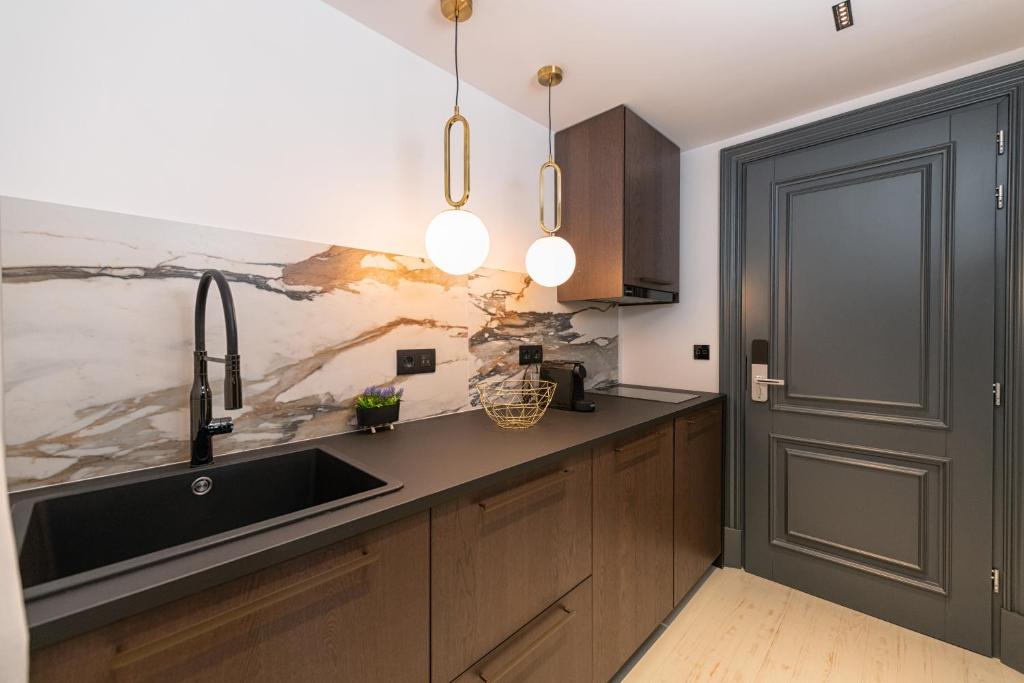 Kantoni Luxury Suites - 11