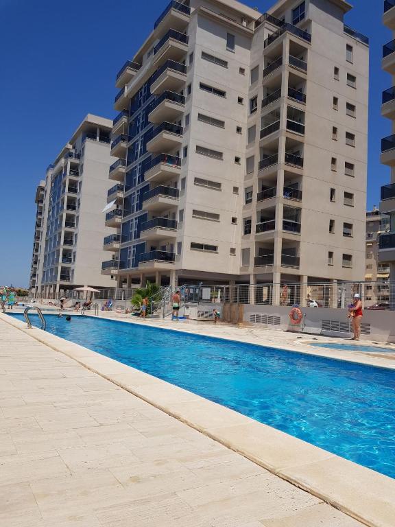 basen przed dużym budynkiem w obiekcie La Manga Beach Club - A w mieście La Manga del Mar Menor