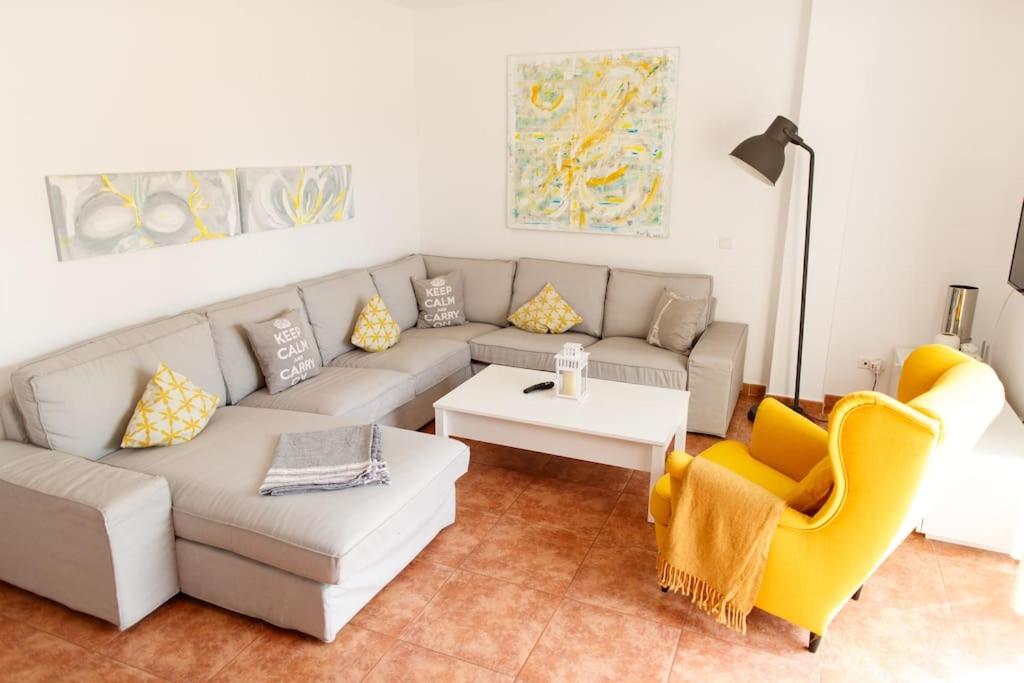 salon z kanapą, stołem i krzesłami w obiekcie Apt. Aire de Mar - Costa del Sol w mieście Caleta De Velez