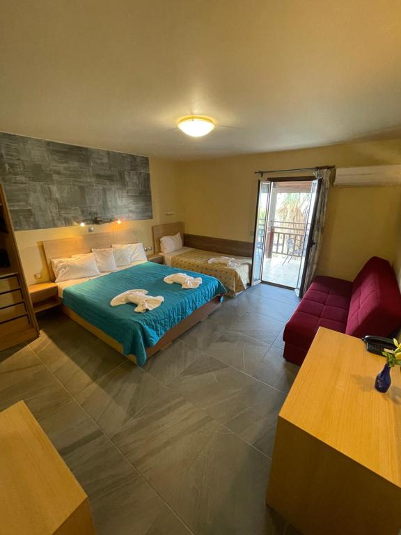 una camera con un letto e un divano di Mirabelle Hotel ad Argásion