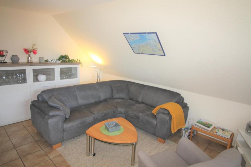 sala de estar con sofá y mesa en Ferienwohnung An der Poggenburg, en Hage