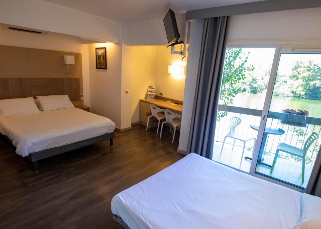 Katil atau katil-katil dalam bilik di Hôtel Restaurant La Chartreuse Logis de France