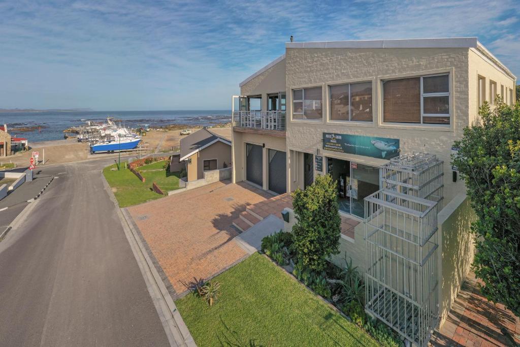 una vista aérea de una casa con el océano en Slip-A-Way Lodge, en Kleinbaai
