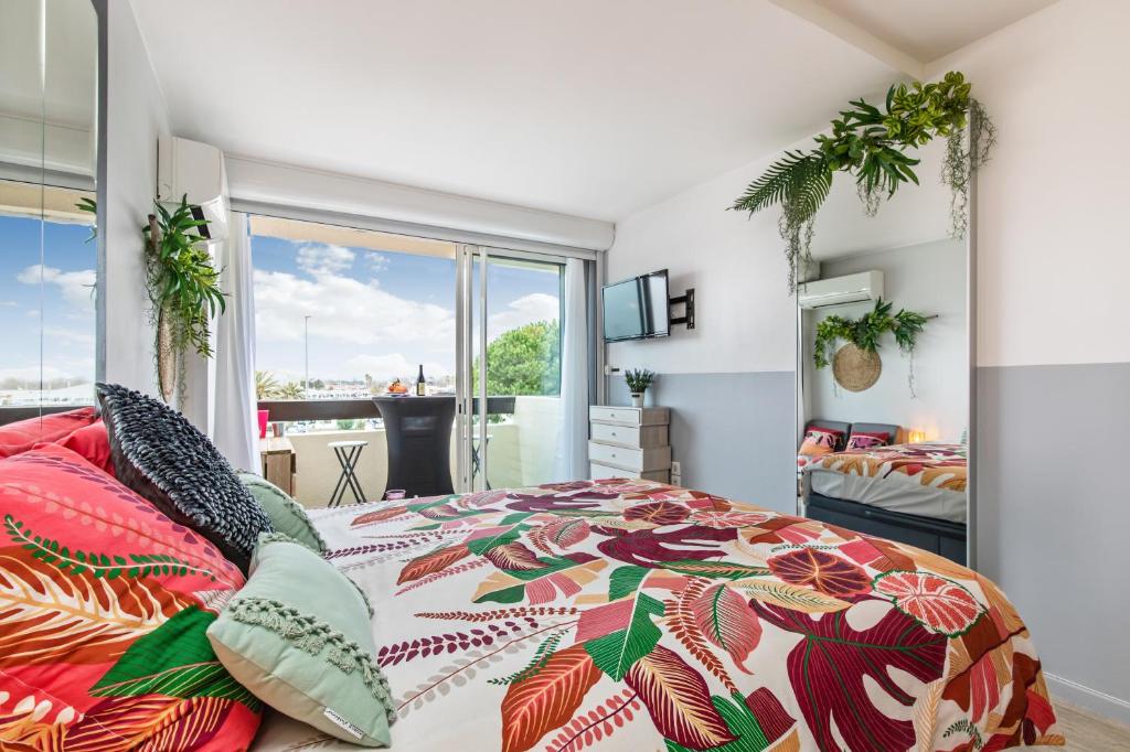 une chambre avec un lit et une grande fenêtre dans l'établissement Sweet dream Port nature, au Cap d'Agde