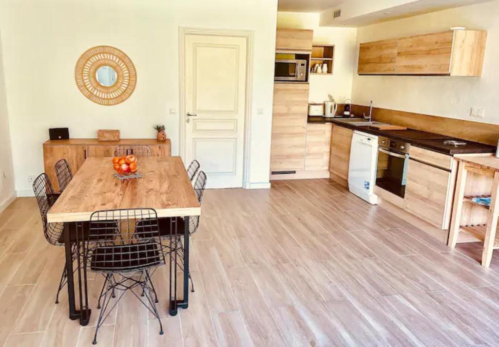 Kuchyň nebo kuchyňský kout v ubytování Villa de Charme 60 m2 Piscines Tennis Loisirs Inclus Residence Premiun Pierre et Vacances Les Restanques du Golfe de Saint Tropez