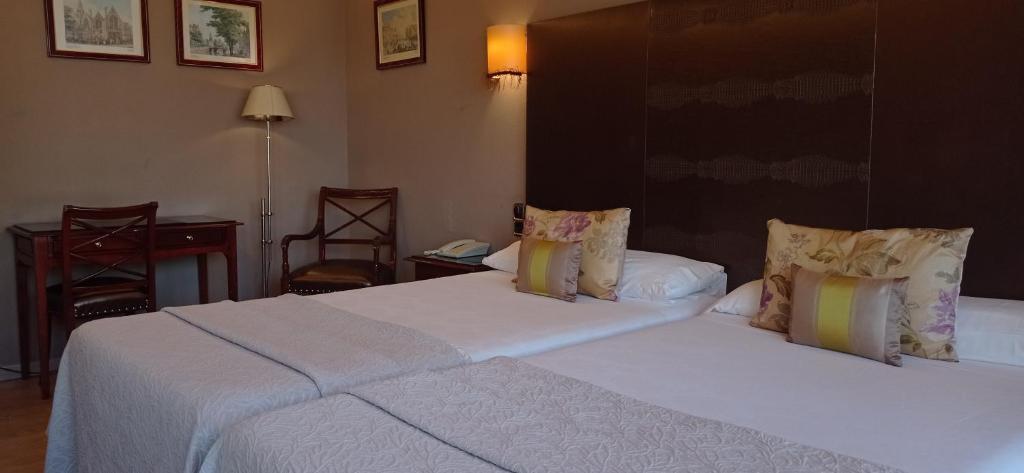 Postel nebo postele na pokoji v ubytování Hotel Ciudad de Vigo