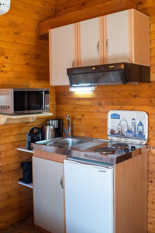 Kuchyňa alebo kuchynka v ubytovaní Aliki Guest House