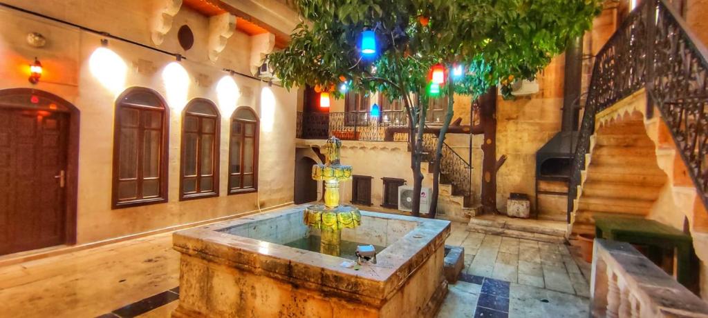 Zimmer mit Badewanne in der Mitte eines Gebäudes in der Unterkunft JOSELİN HOTEL in Şanlıurfa