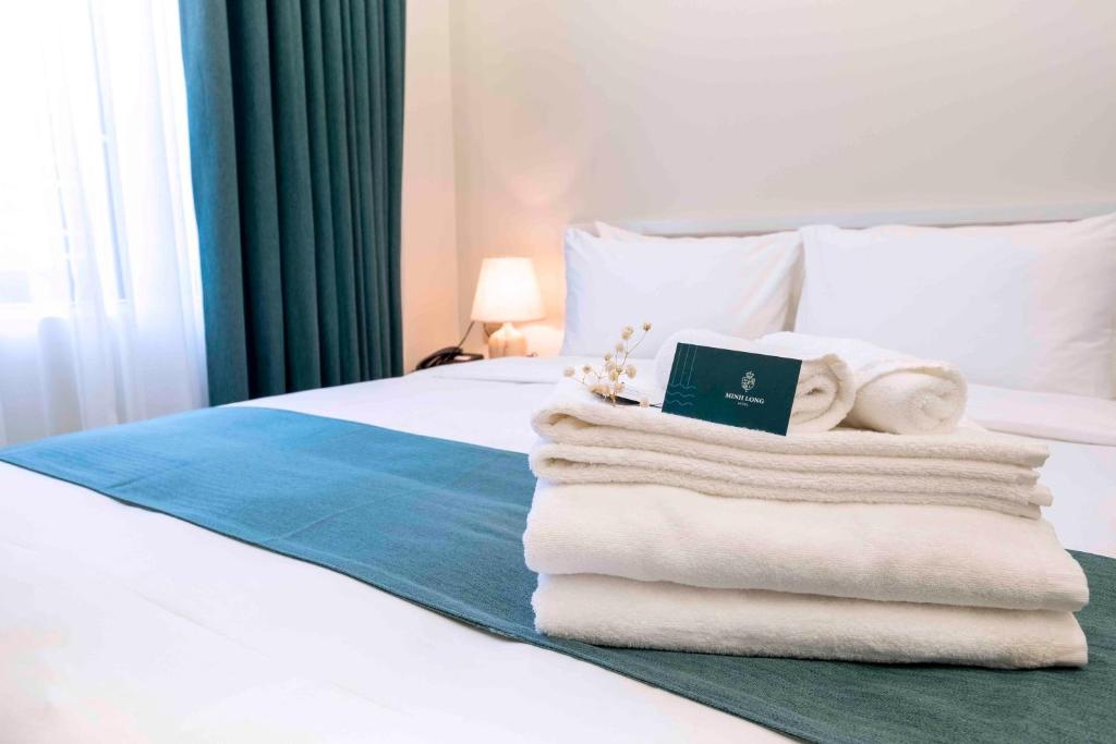Postel nebo postele na pokoji v ubytování Minh Long Hotel