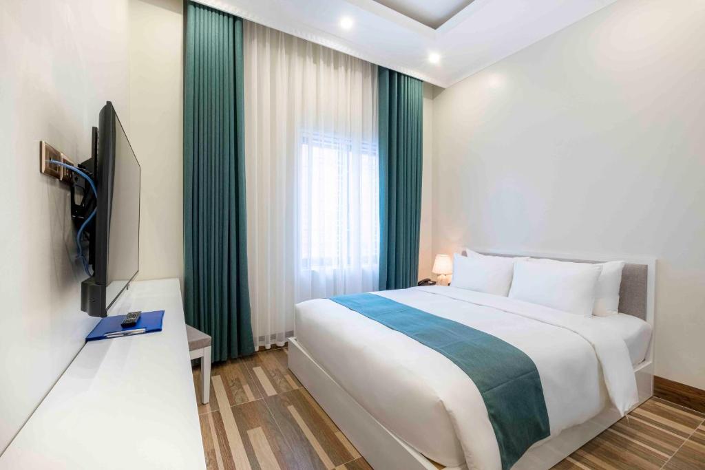 Postel nebo postele na pokoji v ubytování Minh Long Hotel