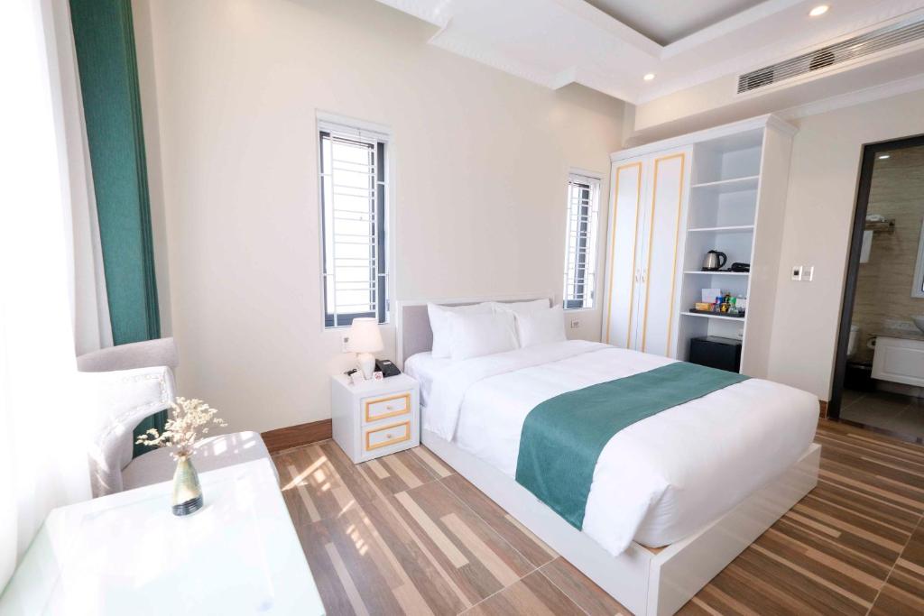 Postel nebo postele na pokoji v ubytování Minh Long Hotel