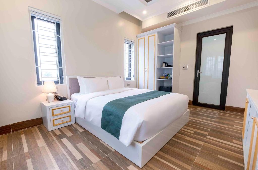 Postel nebo postele na pokoji v ubytování Minh Long Hotel