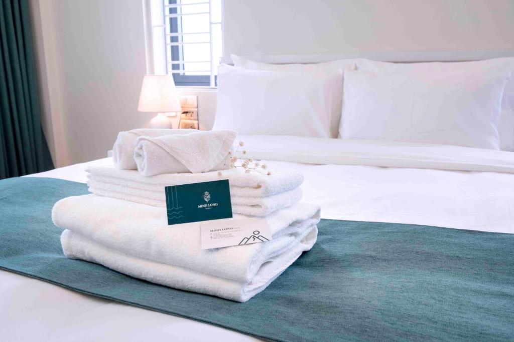 Postel nebo postele na pokoji v ubytování Minh Long Hotel