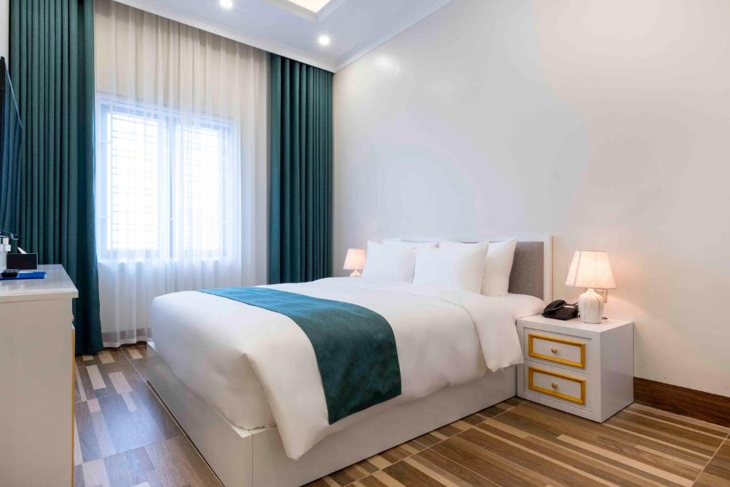 Postel nebo postele na pokoji v ubytování Minh Long Hotel