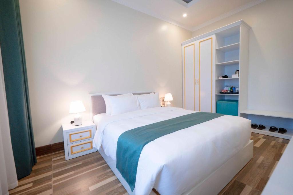 Postel nebo postele na pokoji v ubytování Minh Long Hotel
