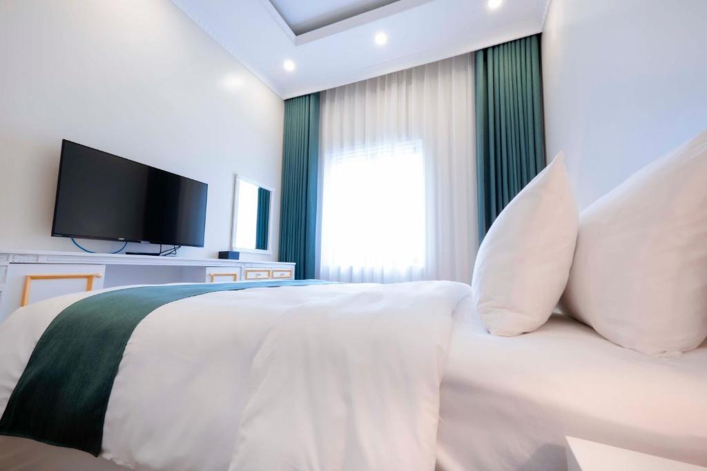 Postel nebo postele na pokoji v ubytování Minh Long Hotel