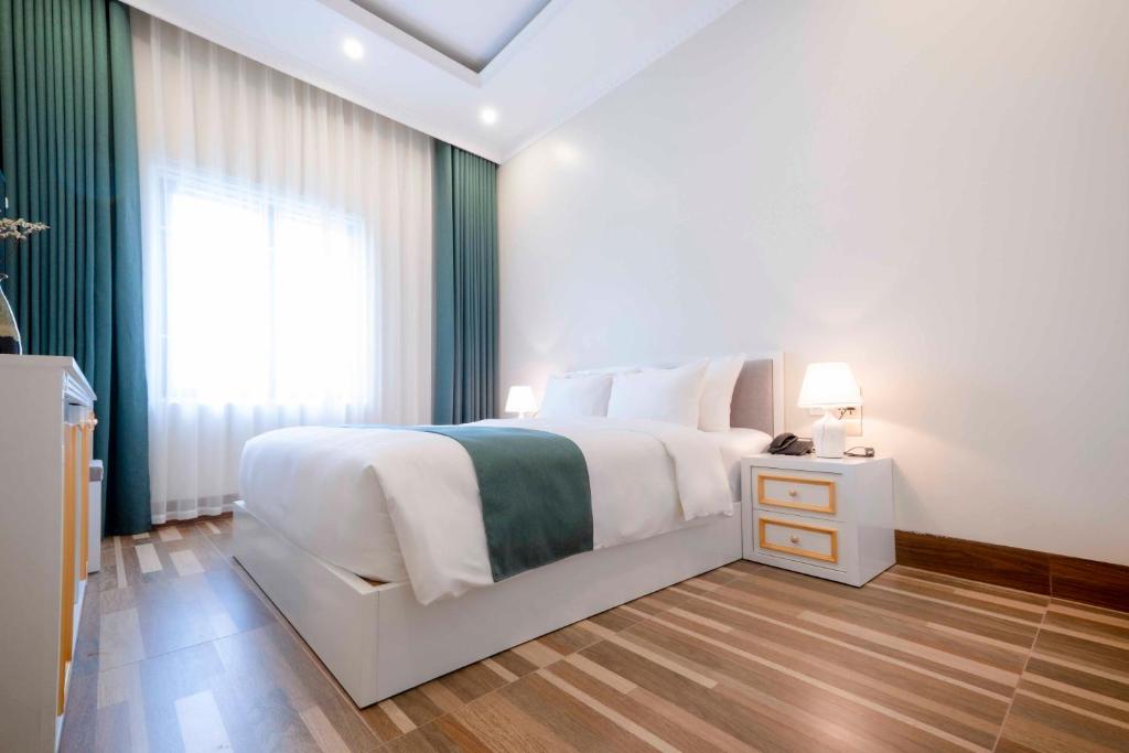 Postel nebo postele na pokoji v ubytování Minh Long Hotel