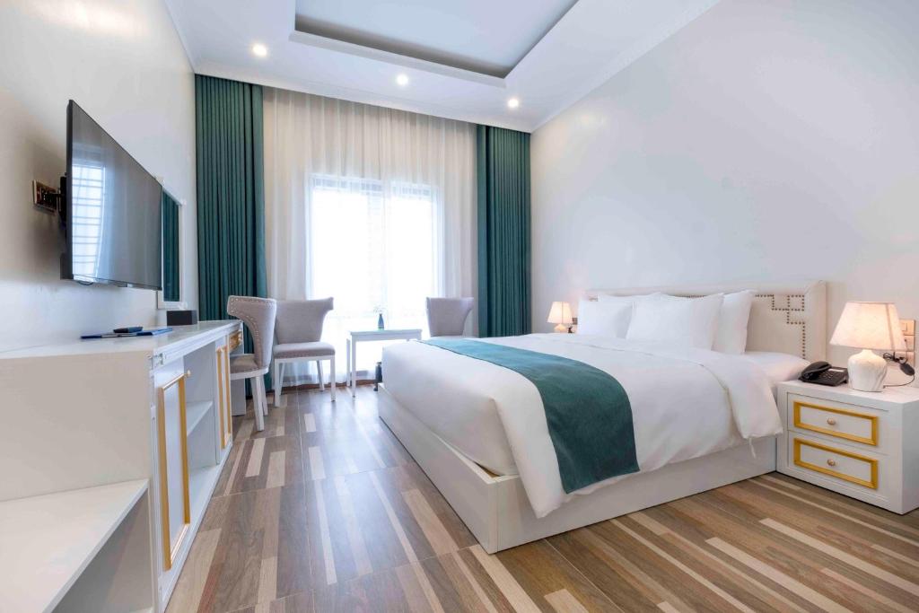 Giường trong phòng chung tại Minh Long Hotel