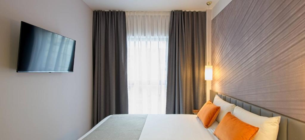 A bed or beds in a room at DWO Yuste Alcalá