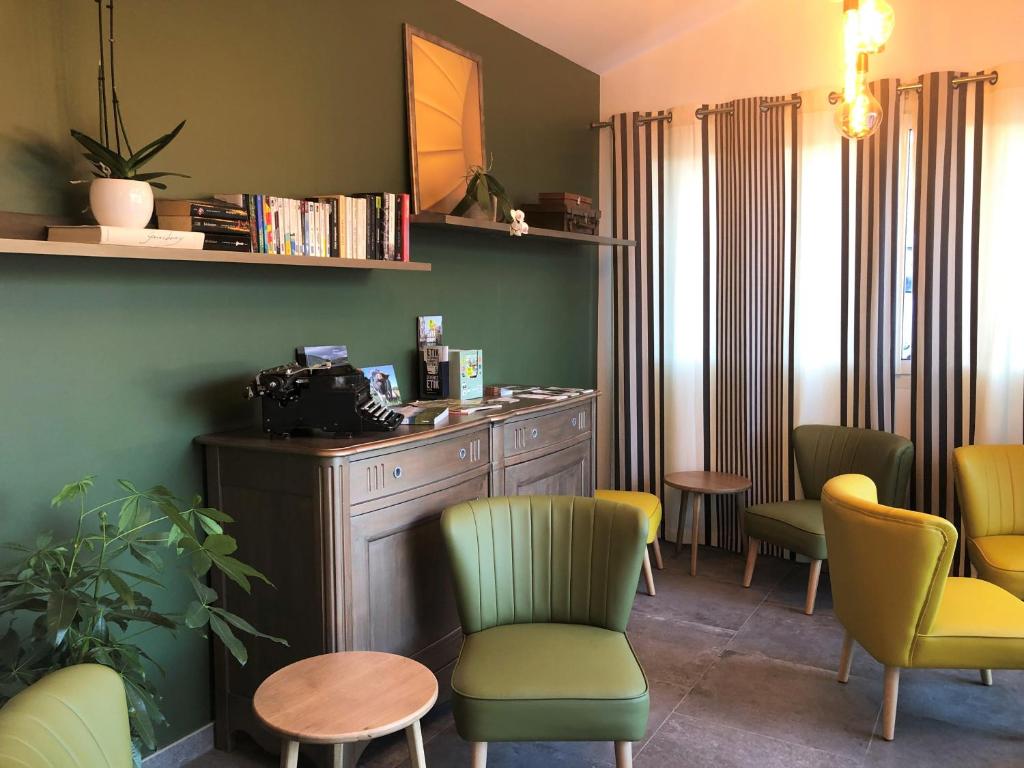 Posezení v ubytování LOGIS Hôtel St Sylvestre