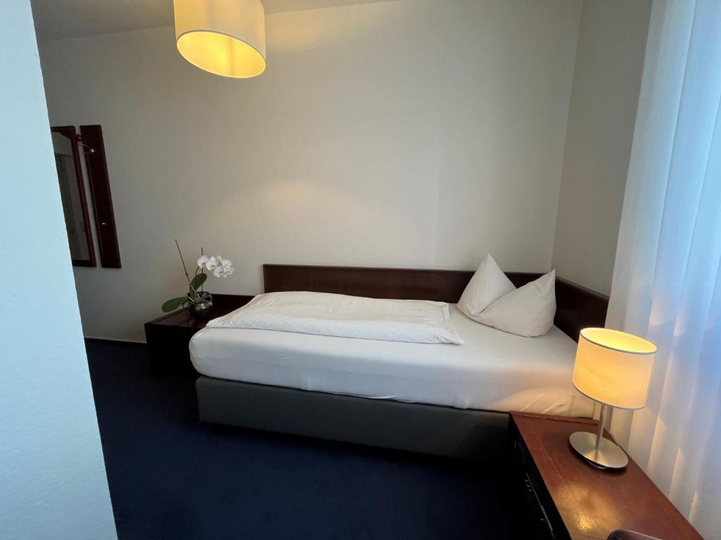 Postel nebo postele na pokoji v ubytování Hotel Garni Geisler