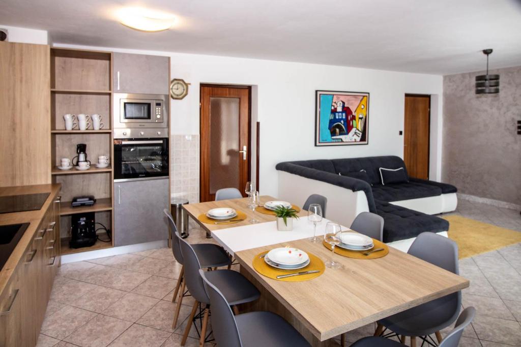Zdjęcie z galerii obiektu Big Apartment with sea view! w mieście Šilo