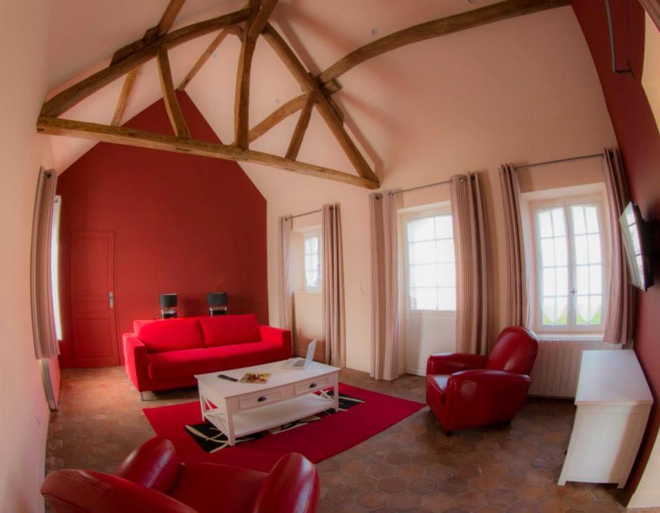- un salon avec des meubles rouges et des chaises rouges dans l'établissement Le parc de Crécy, à Crécy-Couvé