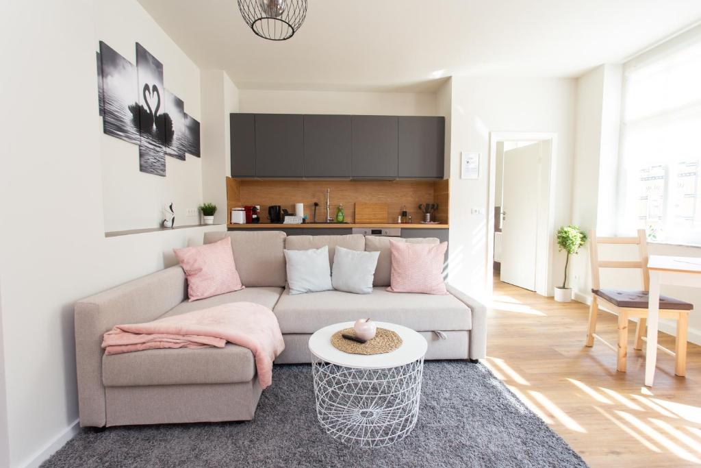 ein Wohnzimmer mit einem Sofa und einem Tisch in der Unterkunft FULL HOUSE Studios - The Swansea Apartment - WiFi in Zwickau