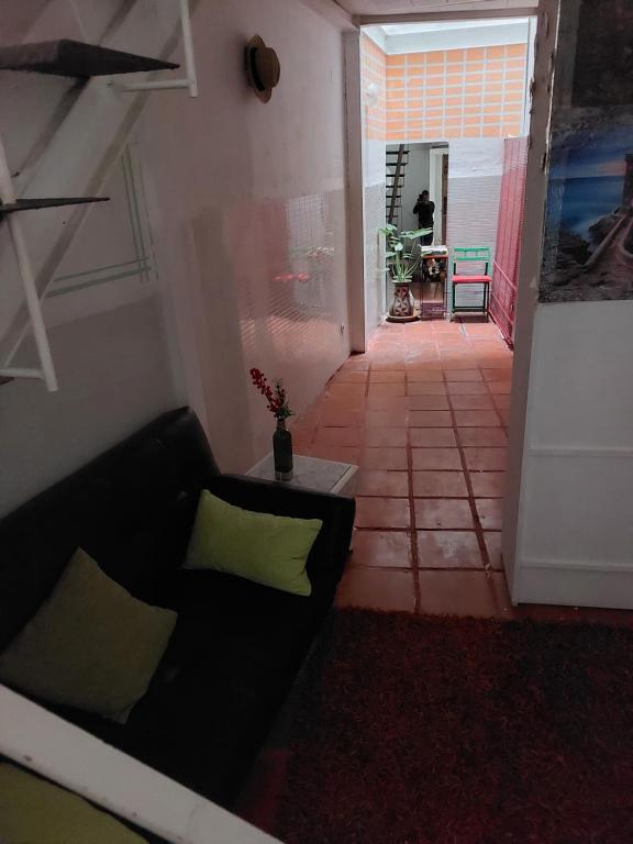 Zdjęcie z galerii obiektu Apartamento tipo loth Alameda w Sewilli