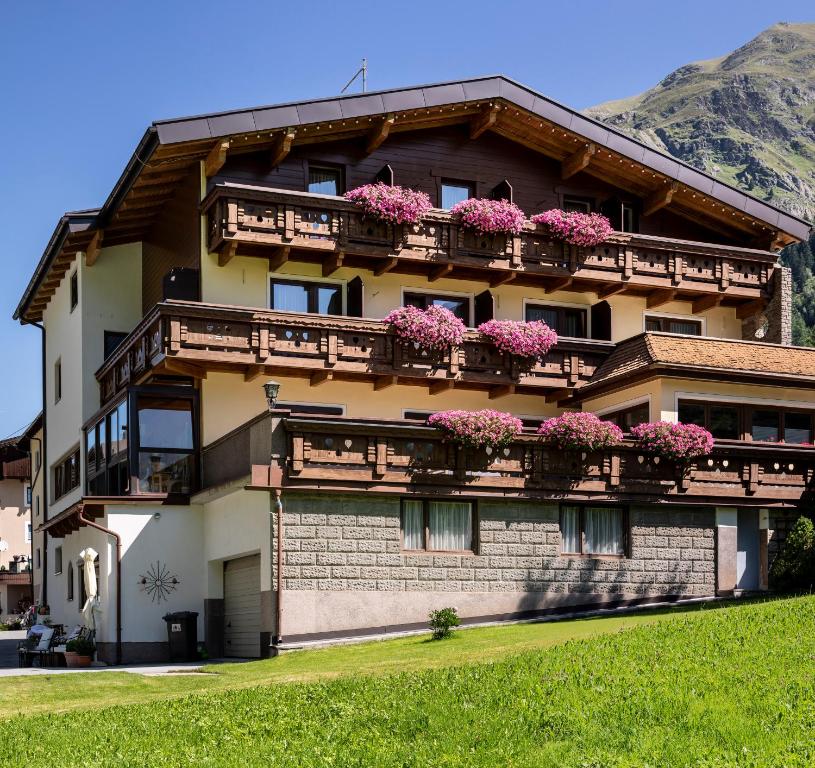 a building with flower boxes on the balconies at Haus Elisabeth in Sankt Leonhard im Pitztal
