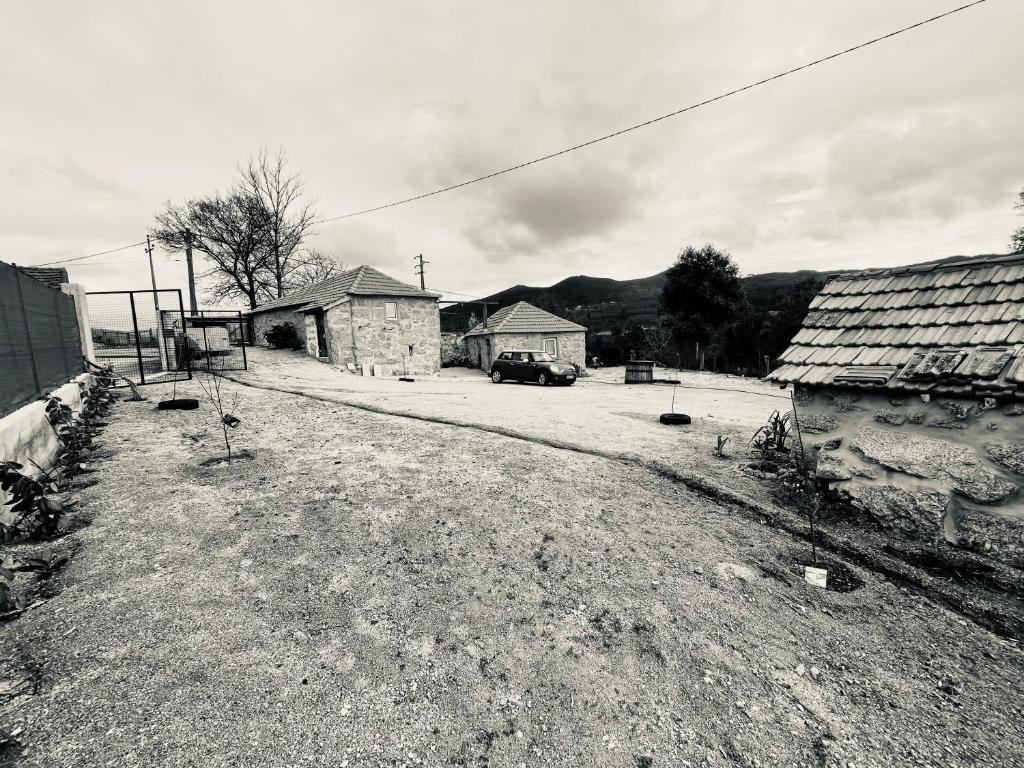 uma foto a preto e branco de um quintal com edifícios em Casa de Ovil em Baião