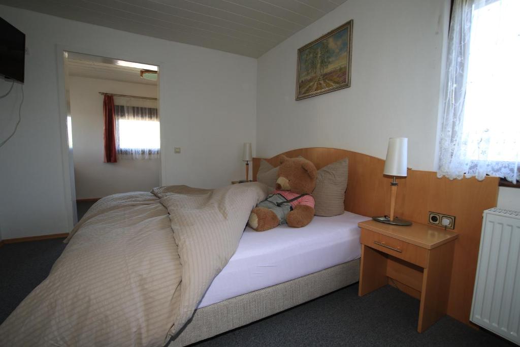Postel nebo postele na pokoji v ubytování Hotel-Pension- Vesperstube Waldblick