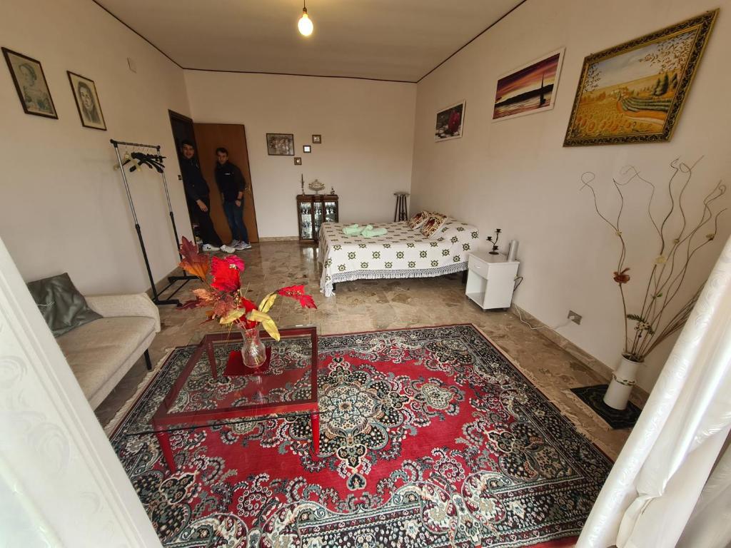 ein Wohnzimmer mit einem roten Teppich auf dem Boden in der Unterkunft Sole Gibellina in Nuova Gibellina