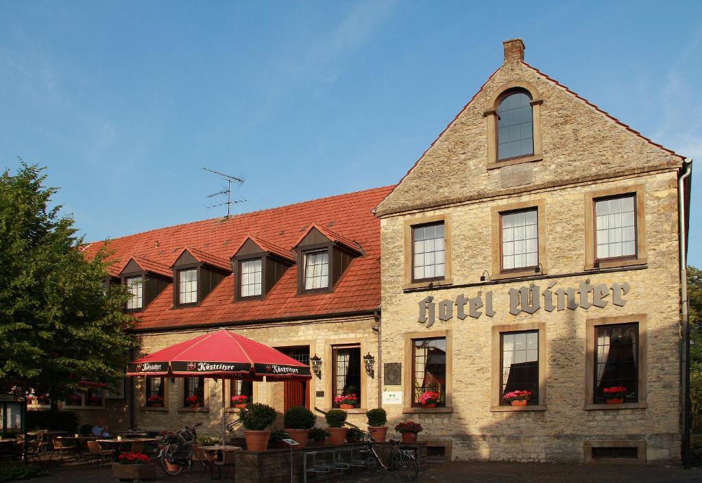 ein Gebäude mit einem Schild auf der Vorderseite in der Unterkunft Hotel Winter in Schöppingen